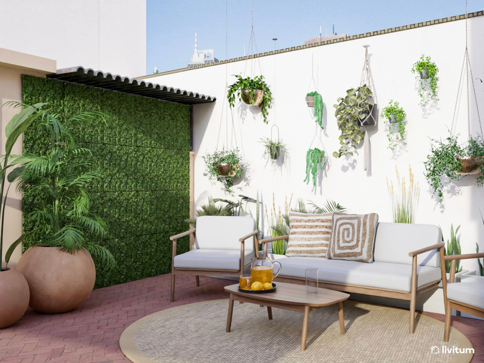 Amplia terraza con zona de relax y comedor repleta de plantas