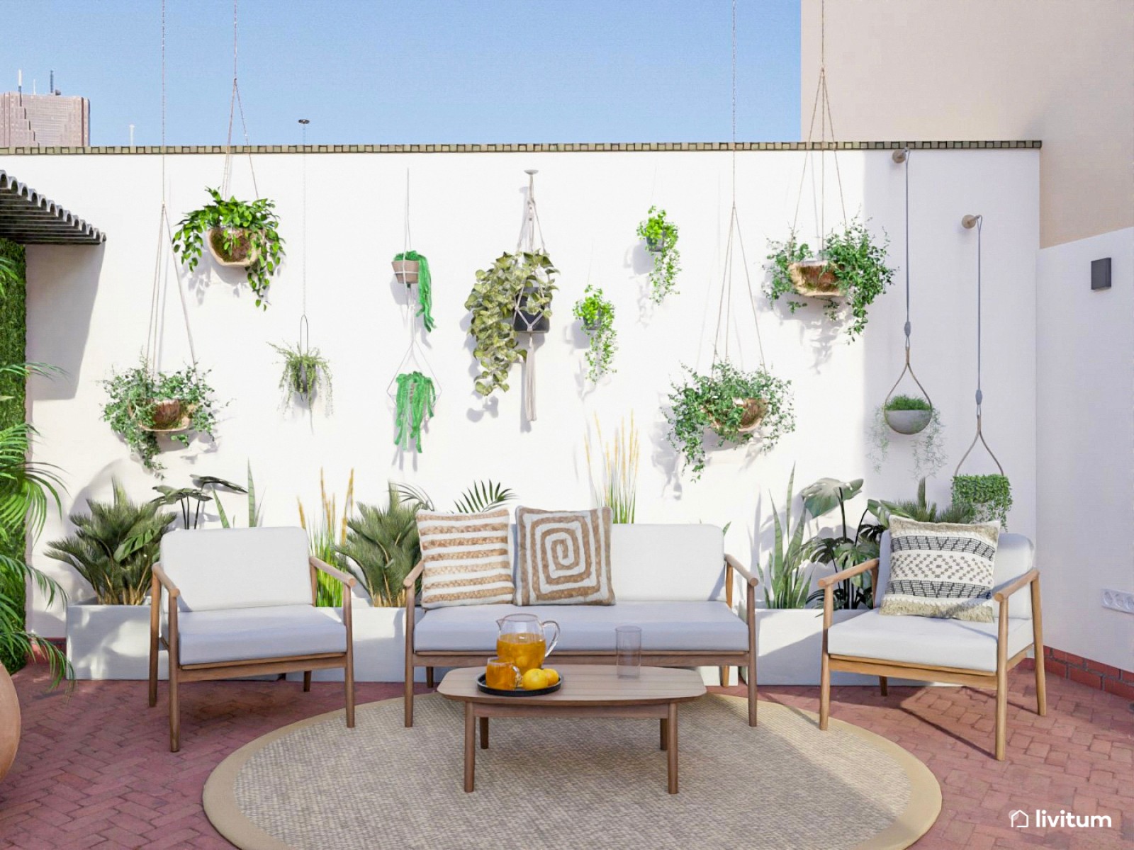 Amplia terraza con zona de relax y comedor repleta de plantas