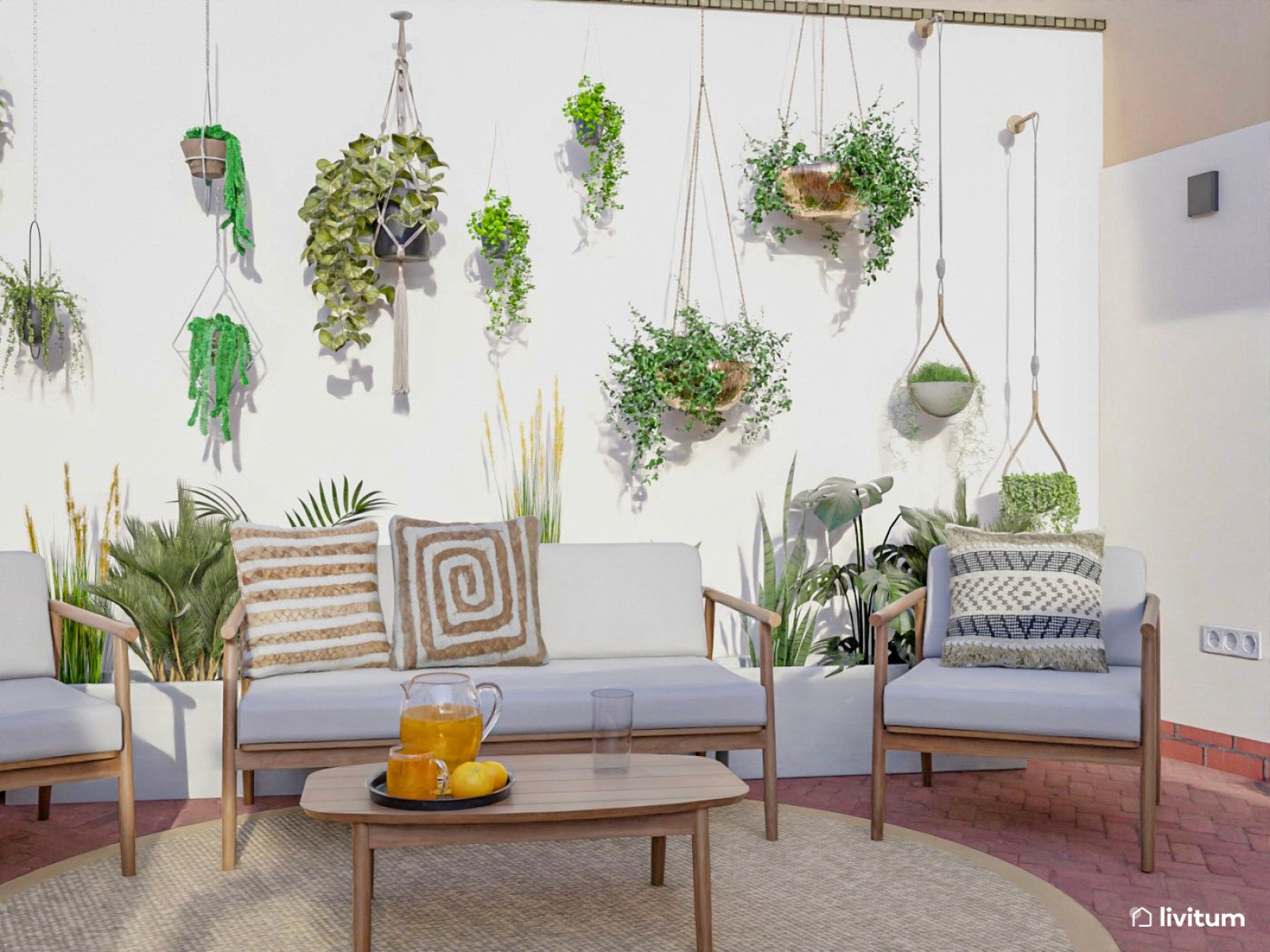 Amplia terraza con zona de relax y comedor repleta de plantas