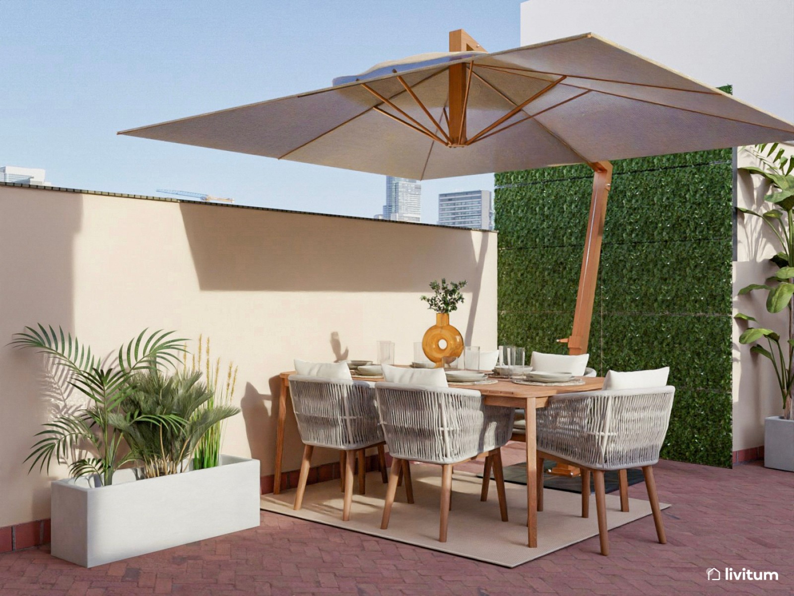 Amplia terraza con zona de relax y comedor repleta de plantas