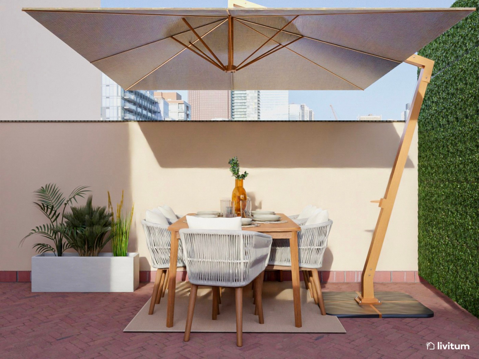 Amplia terraza con zona de relax y comedor repleta de plantas