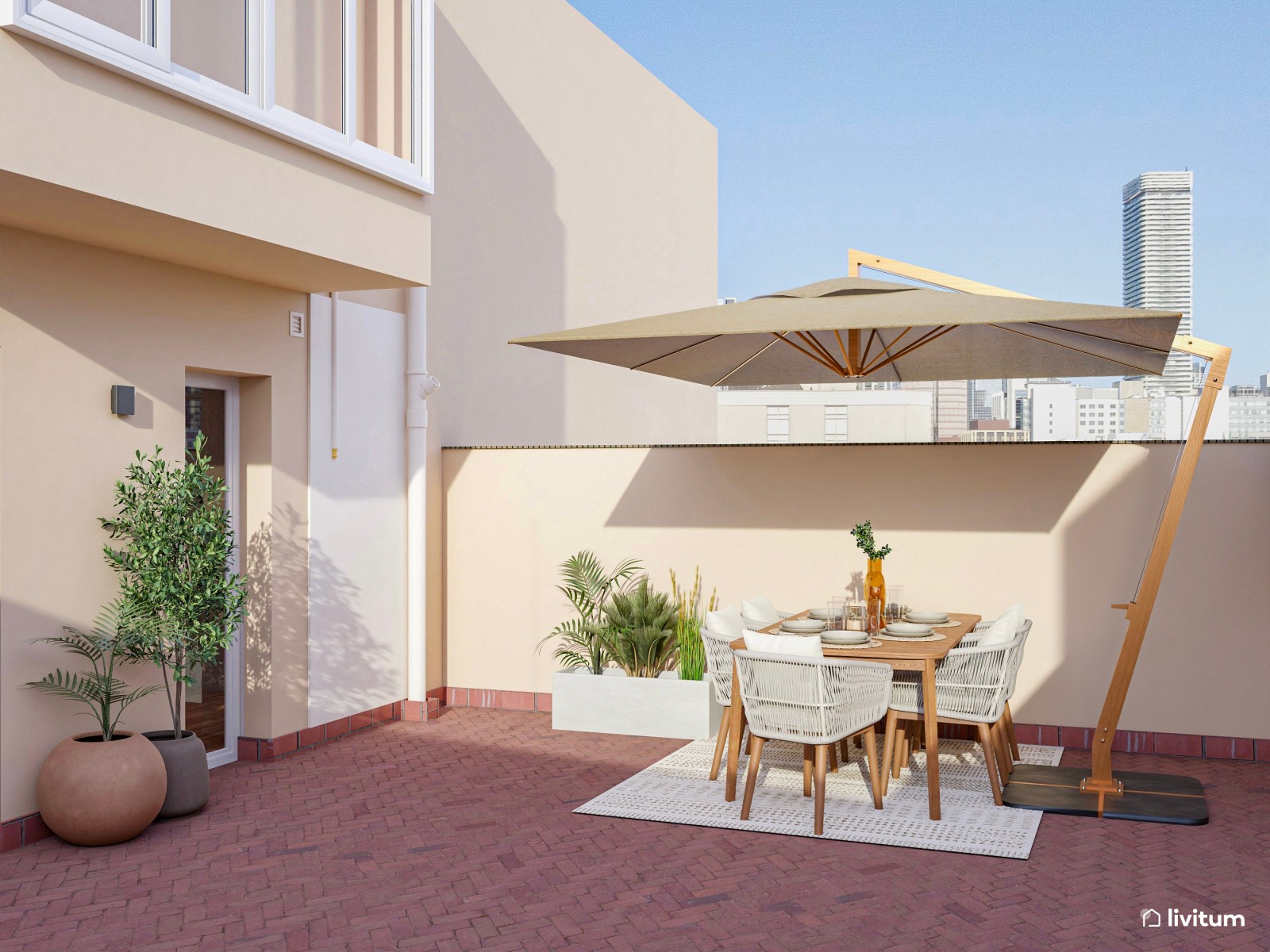 Amplia terraza con zona de relax y comedor repleta de plantas