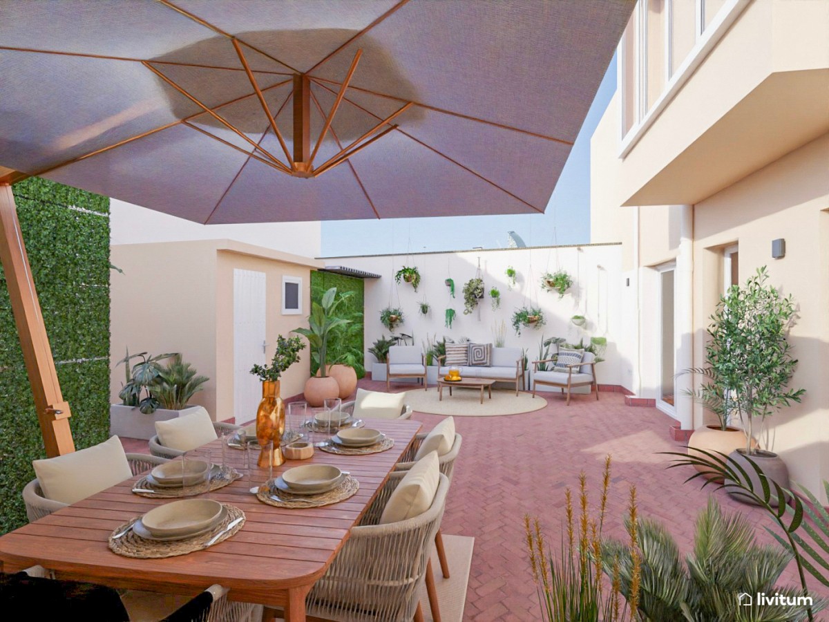 Amplia terraza con zona de relax y comedor repleta de plantas
