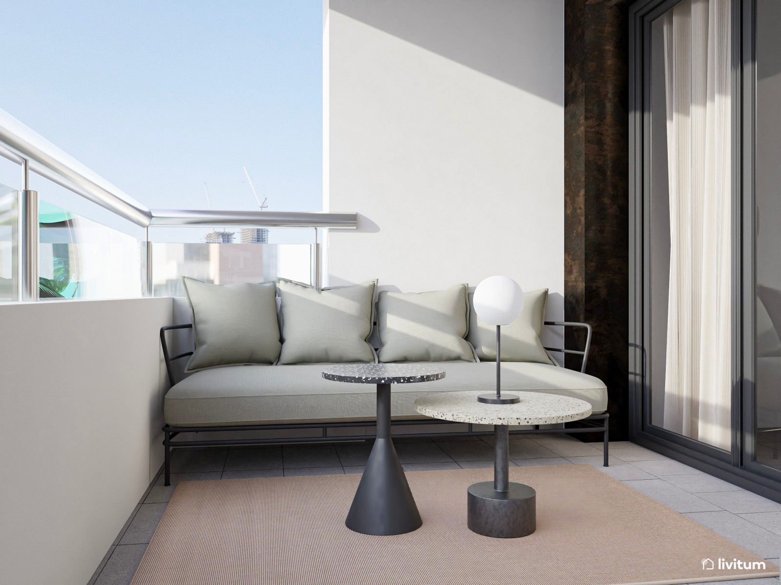 Amplio balcón con un gran comedor exterior y una pequeña zona de descanso