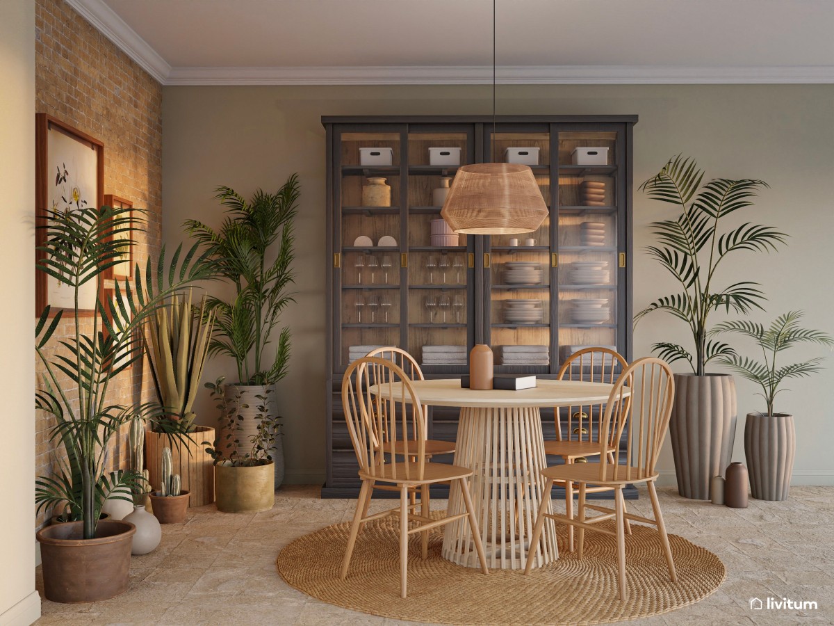Atractivo comedor colonial con muchas plantas