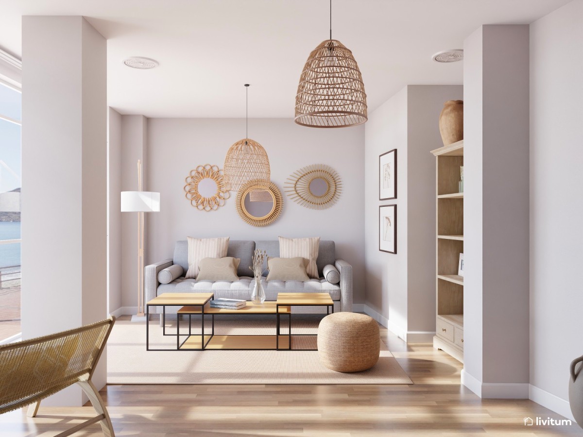 sal&oacute;n mediterr&aacute;neo en tonos claros y detalles en madera, sof&aacute; gris y mesa de centro