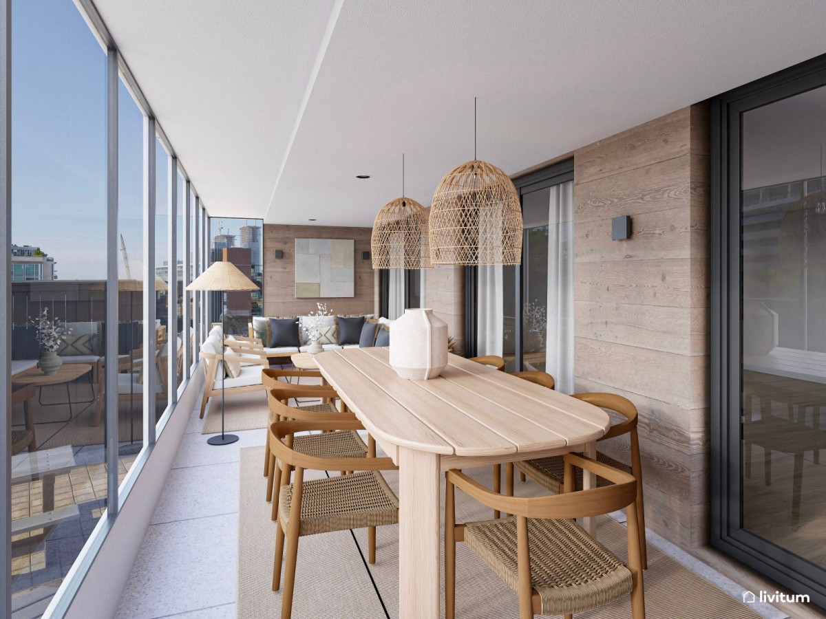 terraza en tonos madera, zona de comedor y zona de sof&aacute;s