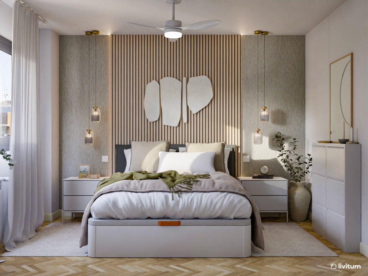 dormitorio con cabecero de listones de madera hasta el techo, cama de matrimonio y mesas de noche 