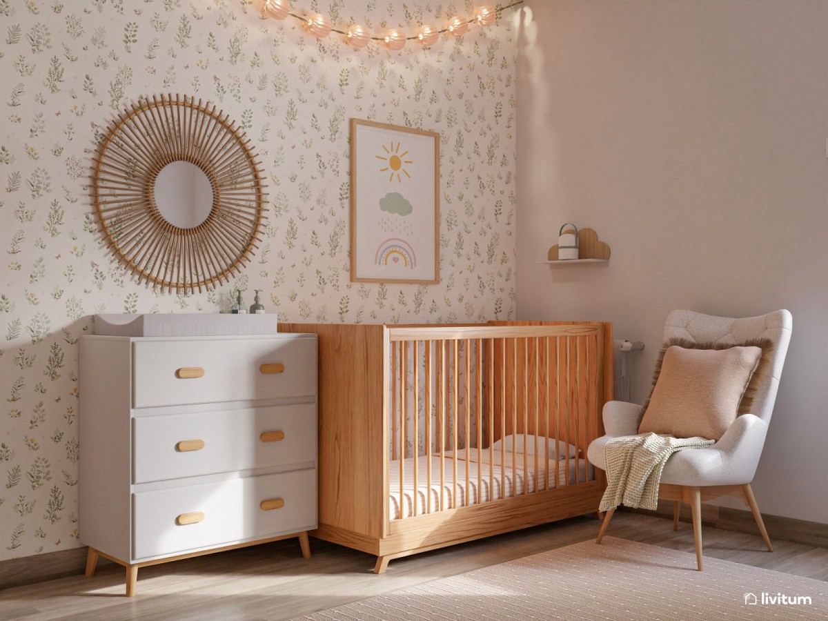 dormitorio infantil con papel pintado, cuna y butaca