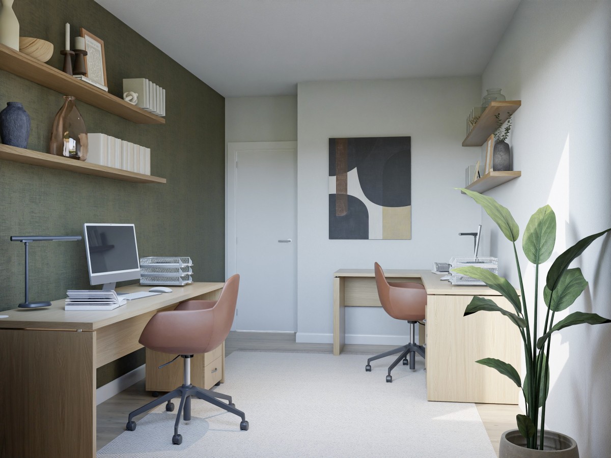 estudio con mesa de madera, estanterias flotantes y enchufes