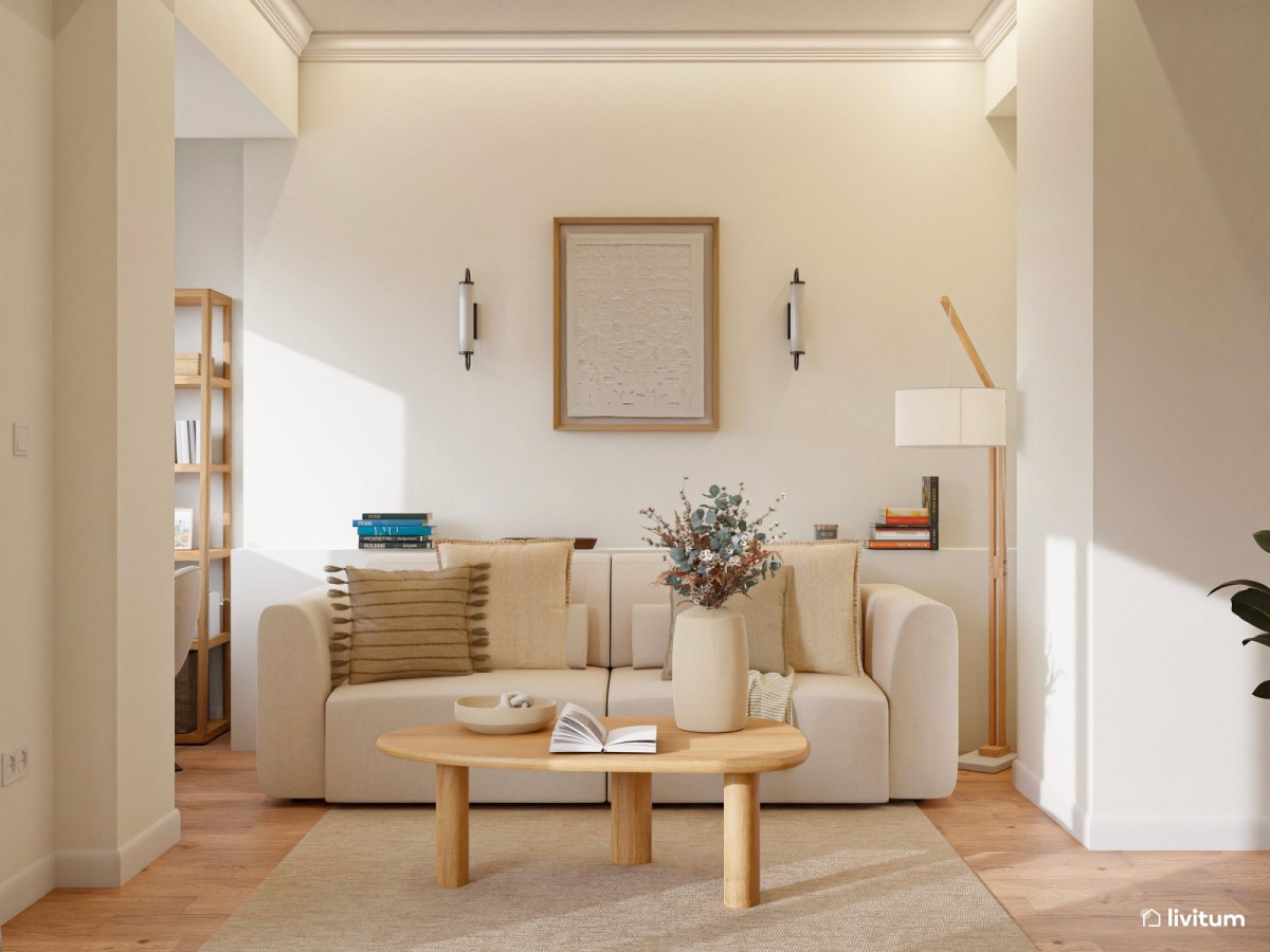 sal&oacute;n peque&ntilde;o en tonos beige, sof&aacute; y mesa de centro
