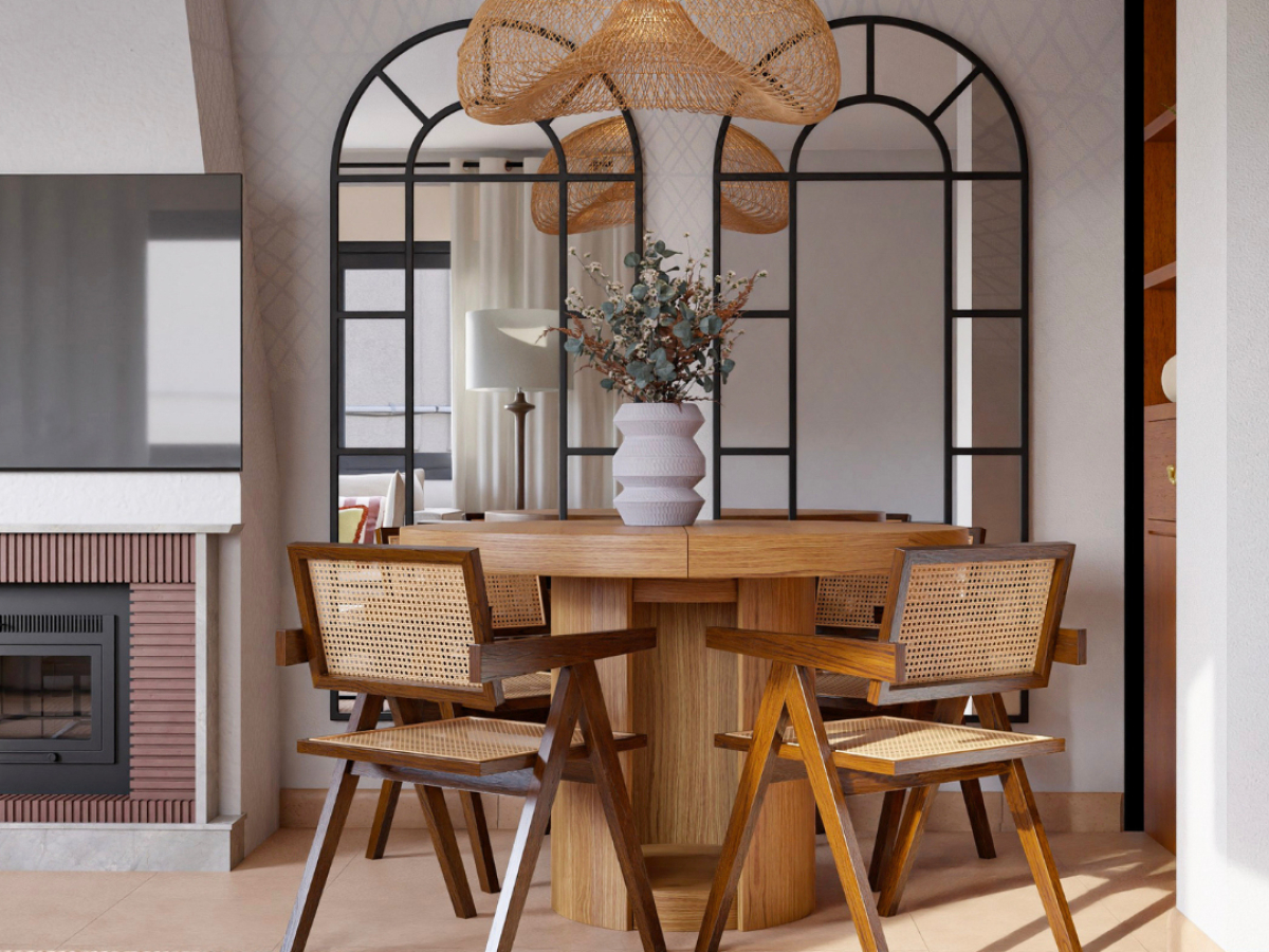 comedor en tonos madera c&aacute;lida y dos espejos verticales