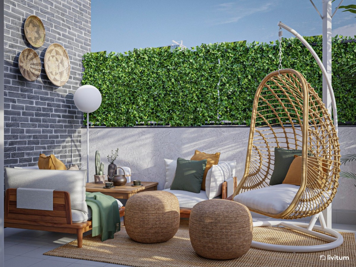 terraza con zona de chill-out, sof&aacute;s, sill&oacute;n colgante y mesa de centro