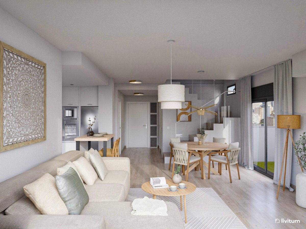 salón comedor con cocina integrada en tonos grises, sofá en L y mesas de madera