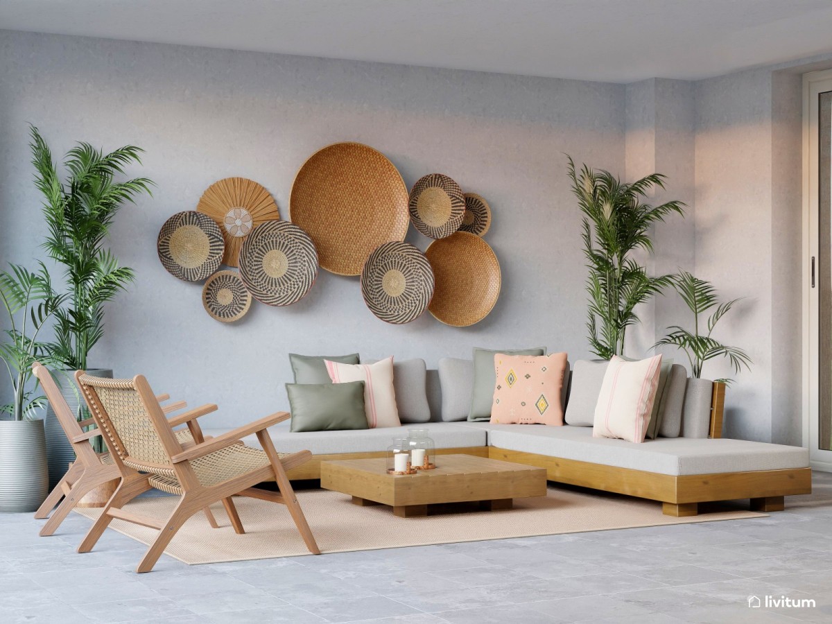 terraza con sof&aacute;s y sillones de madera y mesa de centro