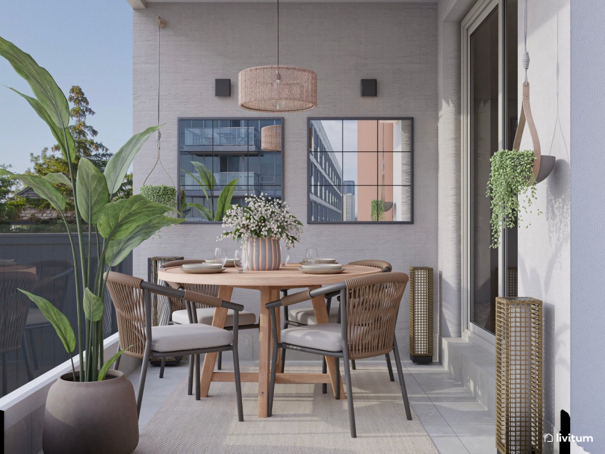 terraza con mesa de comedor de madera circular y espejos decorativos cuadrados