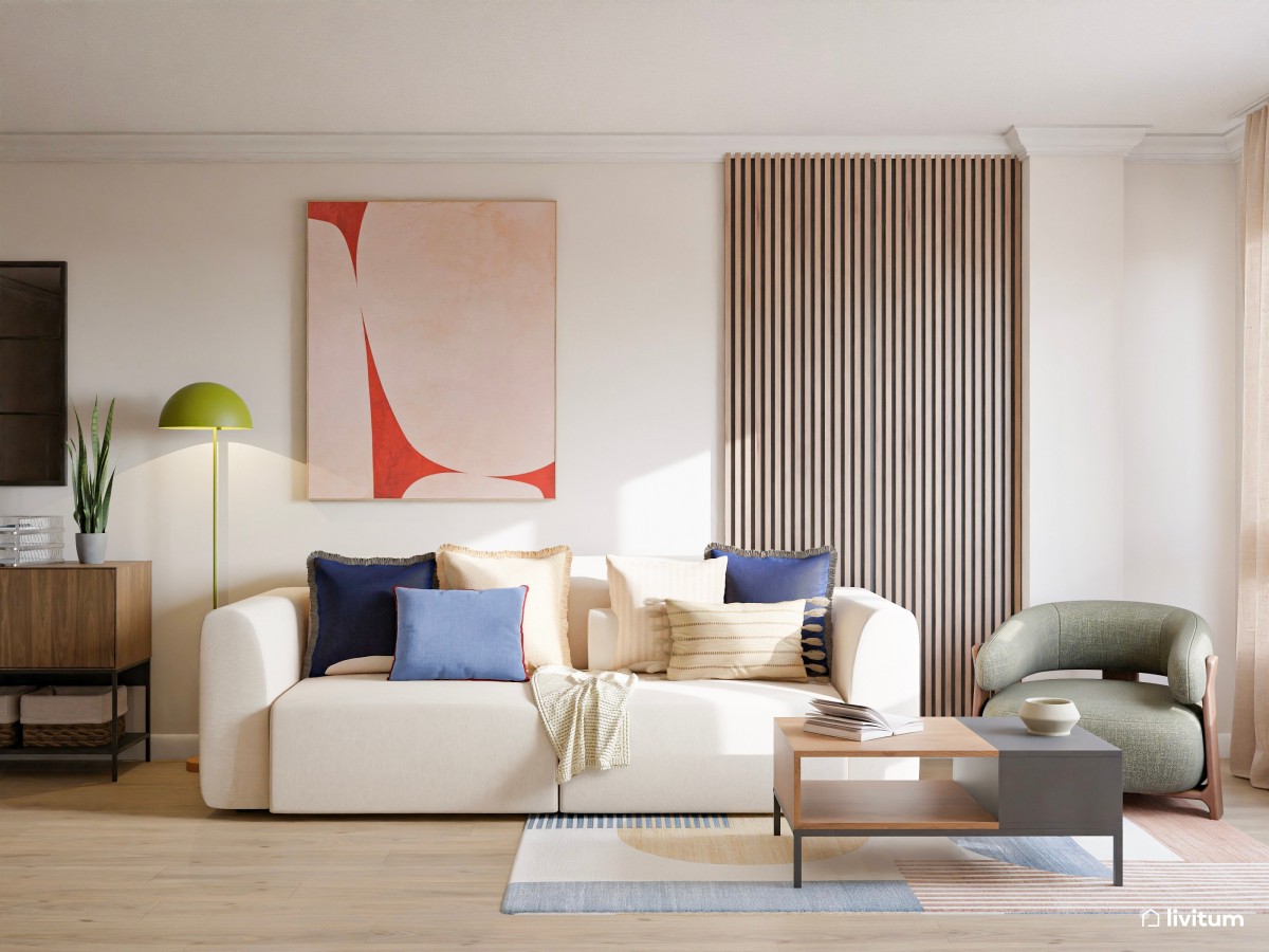 salón colorido con listones de madera en la pared, sofá, sillón y cuadro grande