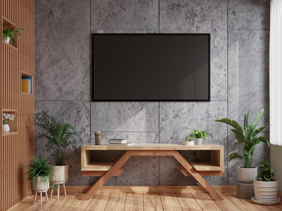 Es mejor colgar la tele en la pared o ponerla en una superficie plana?