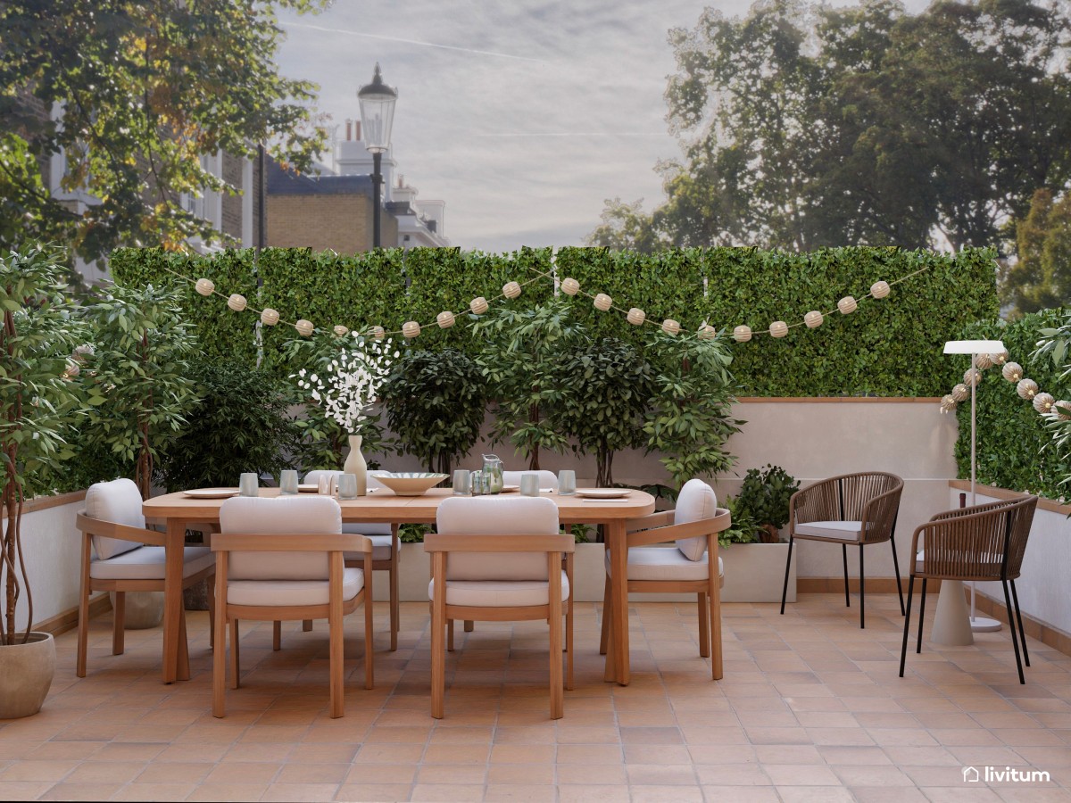 terraza con mesa de comedor alargada y guirnaldas de luces