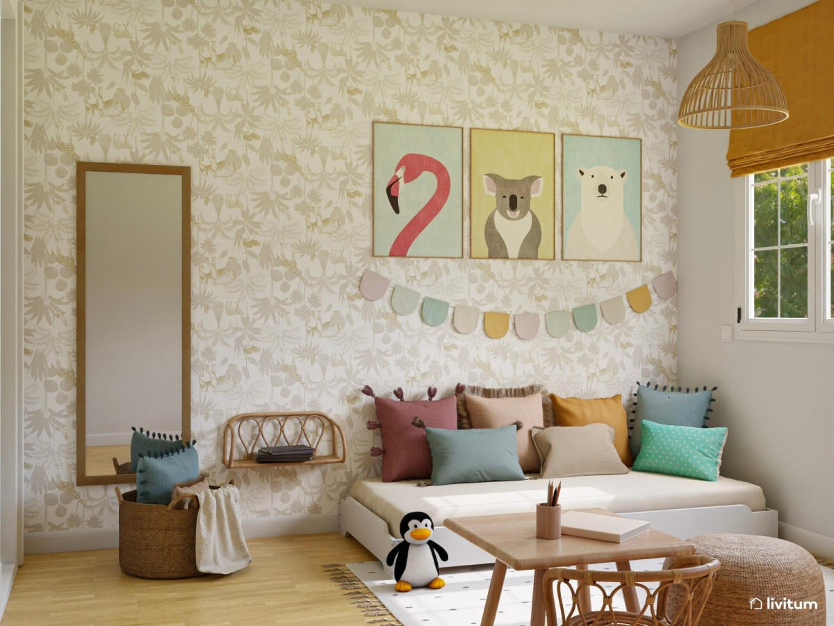 dormitorio infantil colorido, cama a ras de suelo y cuadros de animales