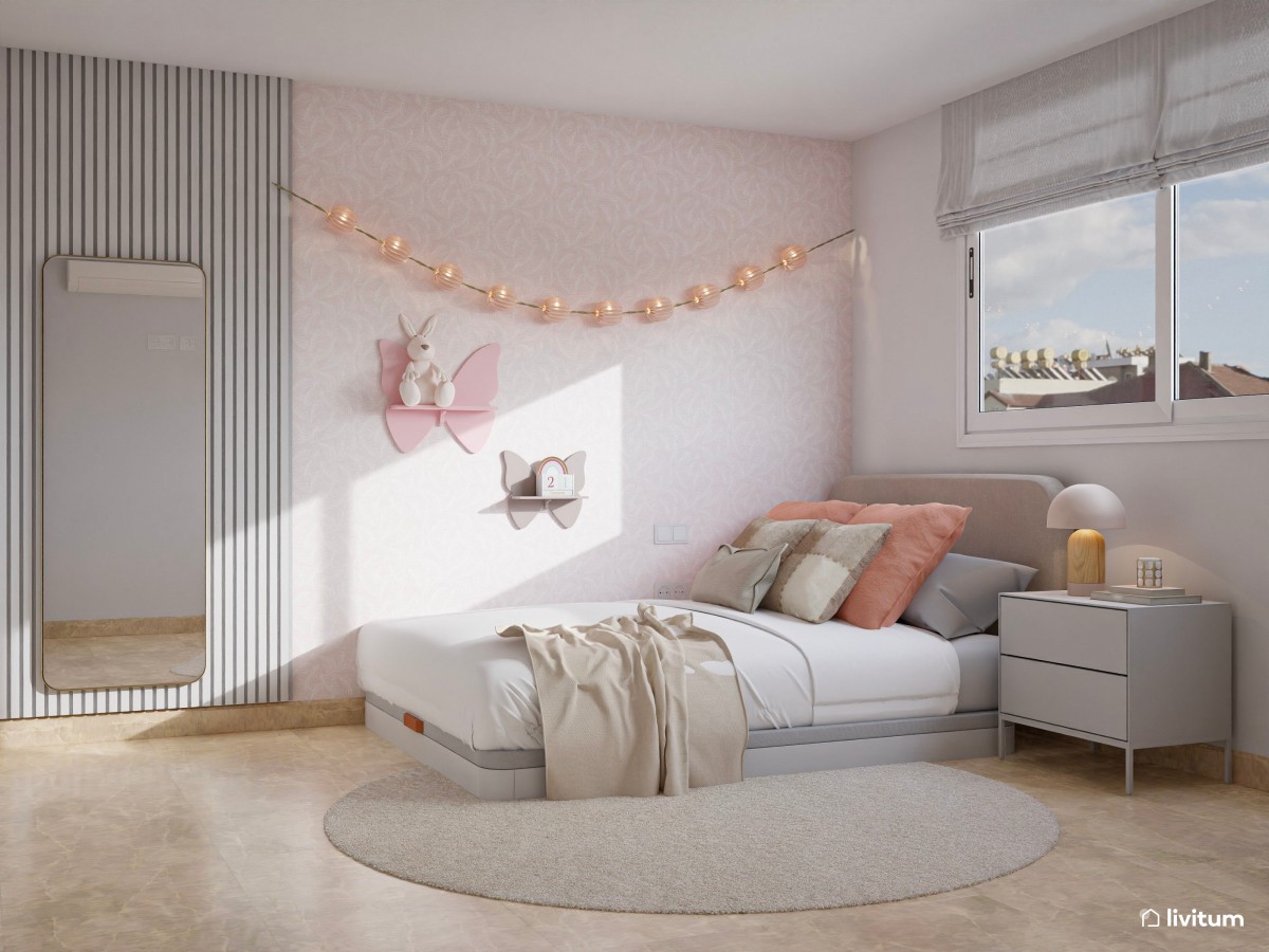 Dormitorio infantil con mesita de juego y detalles corales