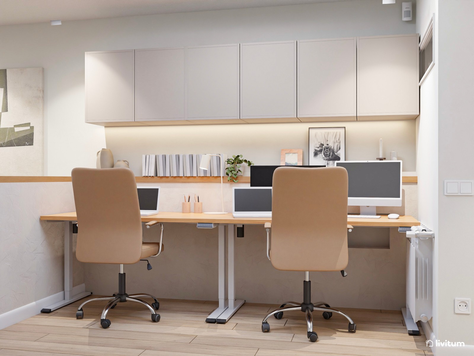 Estudio moderno en tonos cálidos con dos escritorios elevables