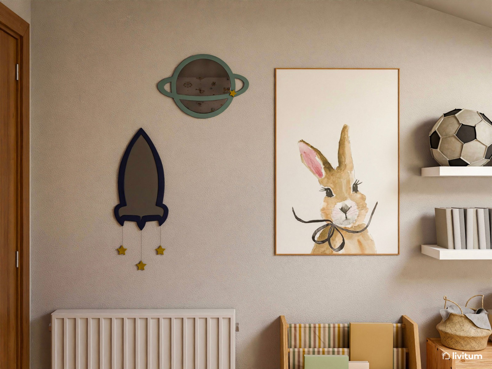 Habitación infantil con techo abuhardillado y zona de escritorio