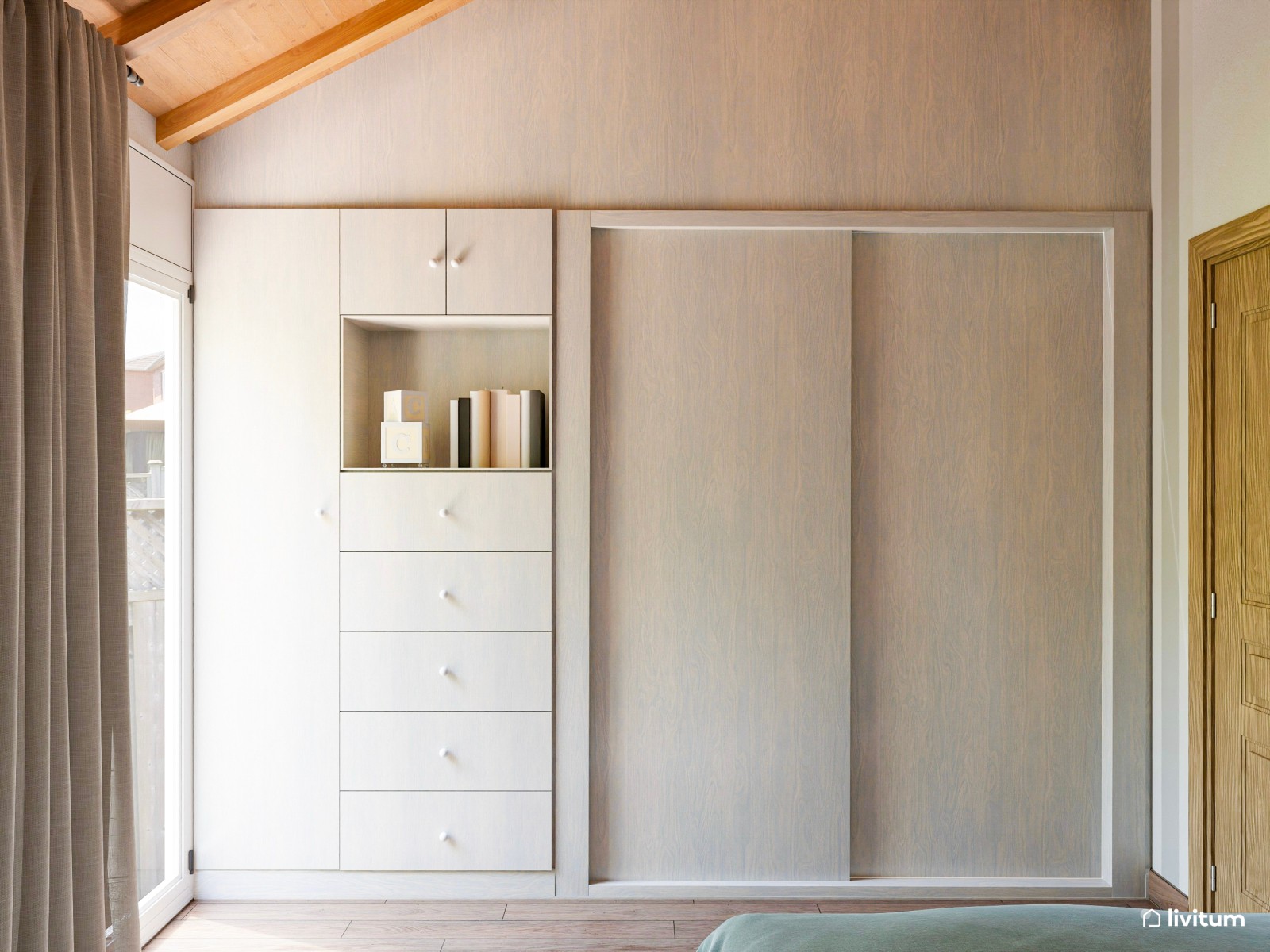 Habitación juvenil con techo abuhardillado en madera, con detalles en verde