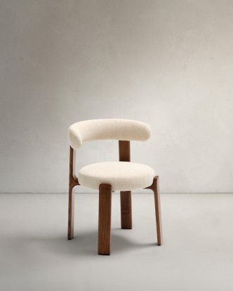 Silla Granite de chenilla beige y madera maciza de fresno con acabado nogal FSC 100%, Kave Home