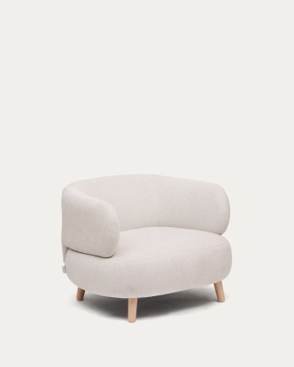 Butaca Luisa de chenilla perla con patas de madera maciza de haya 90 cm, Kave Home