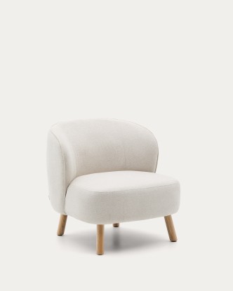 Butaca Ulit de chenilla beige y patas de madera maciza haya acabado natural, Kave Home