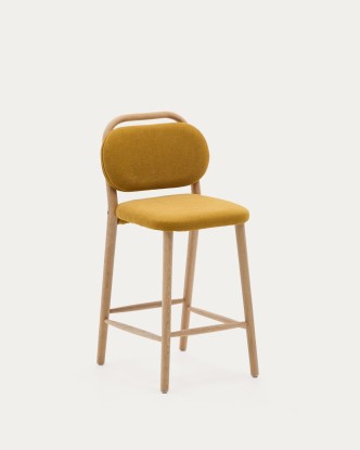 Taburete Helda de chenilla mostaza y madera maciza de roble FSC Mix Credit 65 cm, Kave Home