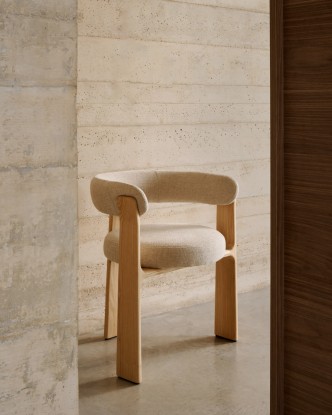 Silla Granite de 3 patas de chenilla beige y madera maciza fresno acabado natural FSC 100%, Kave Home