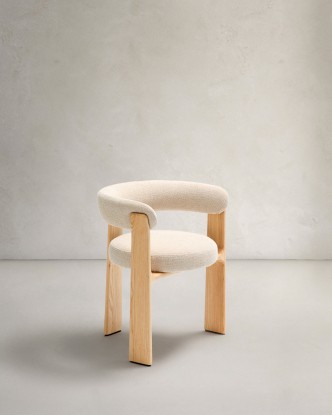 Silla Granite de 3 patas de chenilla beige y madera maciza fresno acabado natural FSC 100%, Kave Home
