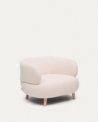 Butaca Luisa de borreguito crudo con patas de madera maciza de haya 90 cm, Kave Home