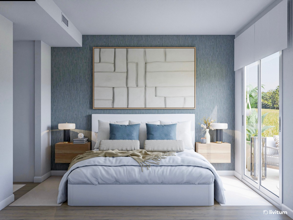 Moderno dormitorio con un precioso papel pintado azul y amplia terraza