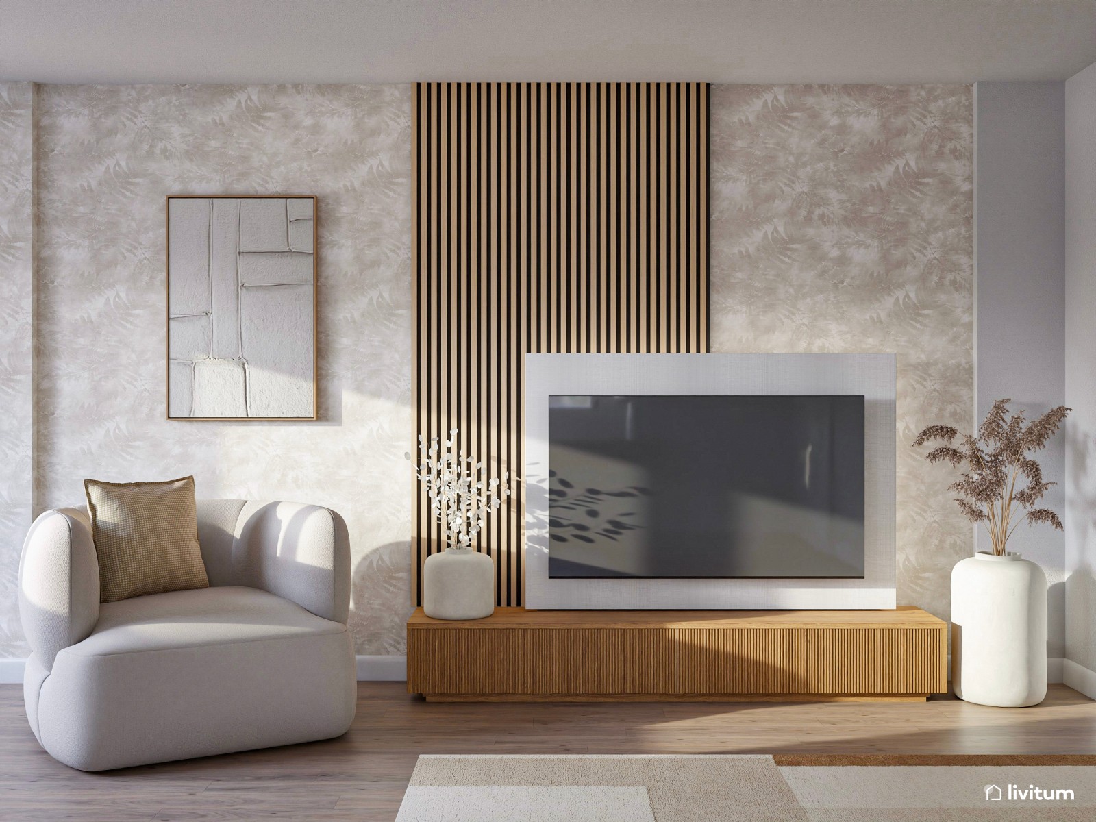 Papel pintado, toques de beige y luz natural dan vida a este acogedor salón