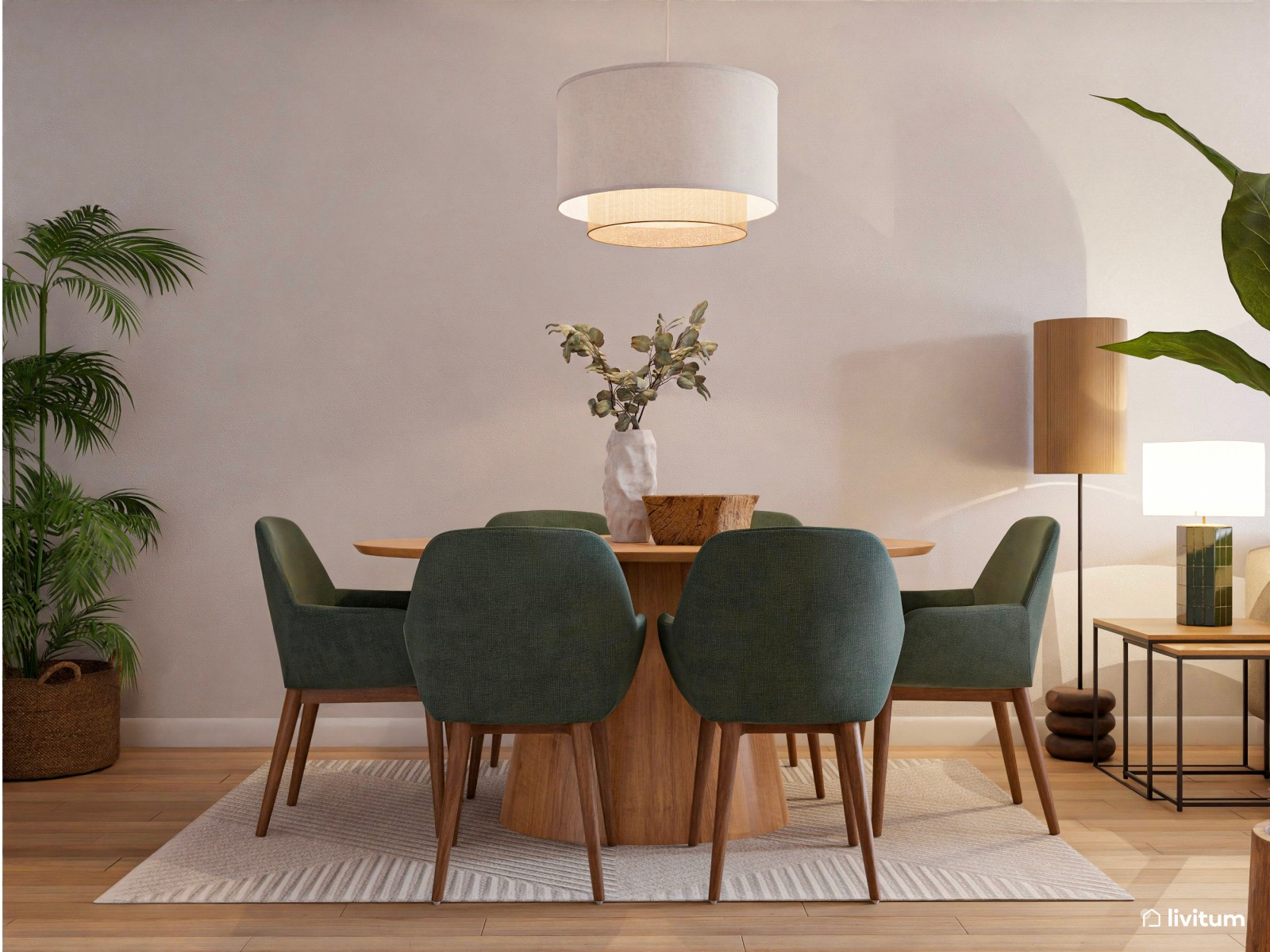 Salón alargado decorado en tonos cálidos y verde oscuro