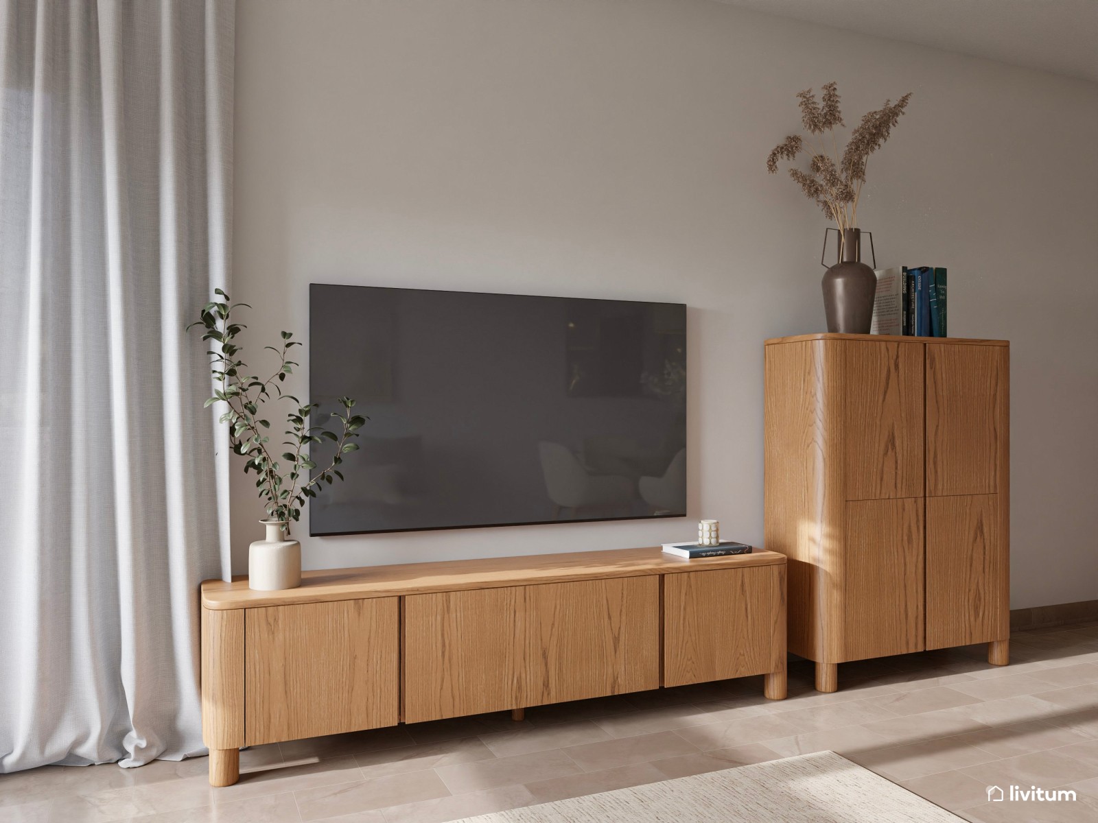 Salón amplio y delicado en tonos suaves con sofá esquinero