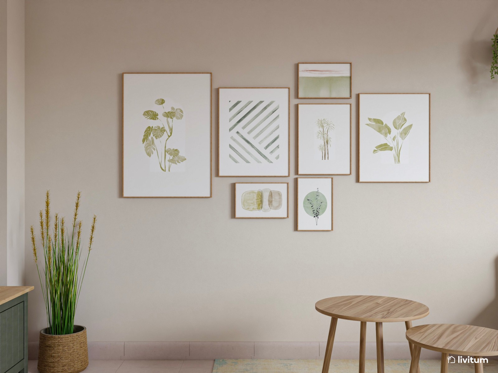 Salón comedor biofílico con espejos de ratán y toques en verde salvia