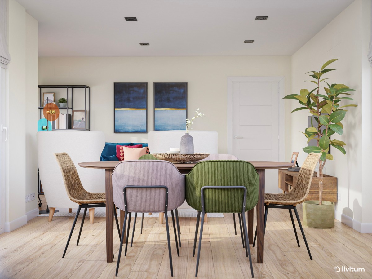 Salón comedor con sofá azul y sillas de colores