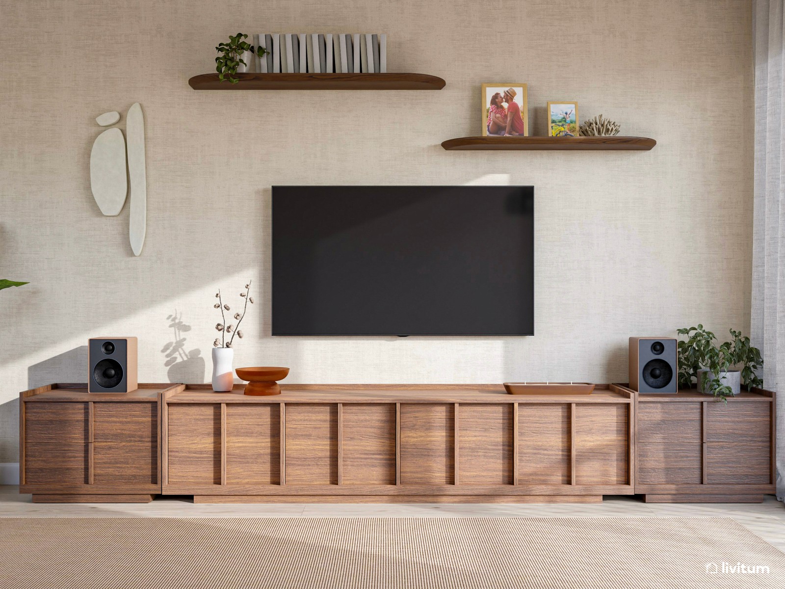 Salón comedor en forma de L con amplia estantería de madera oscura