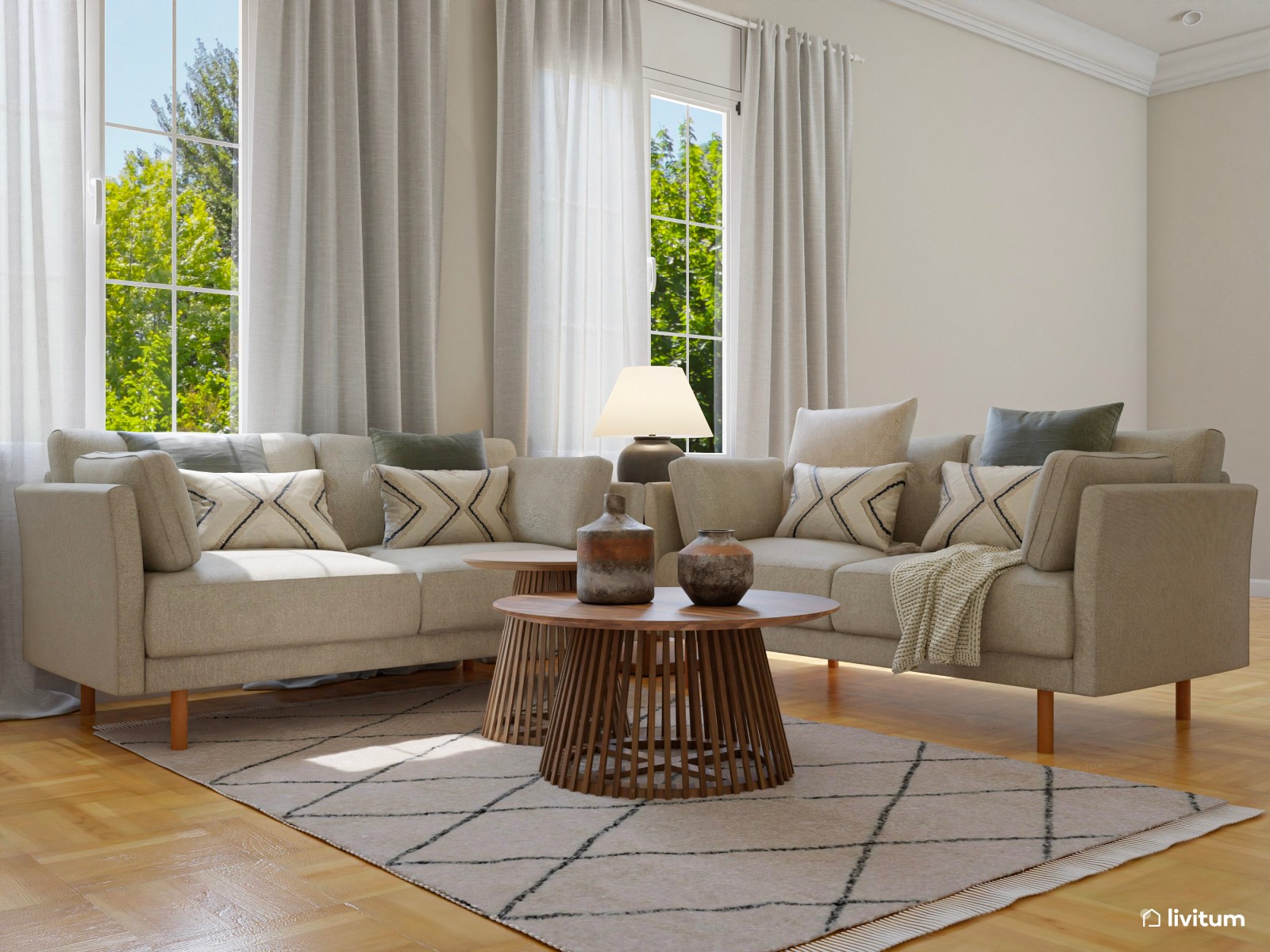 Salón cuadrado decorado en madera y estampados sutiles