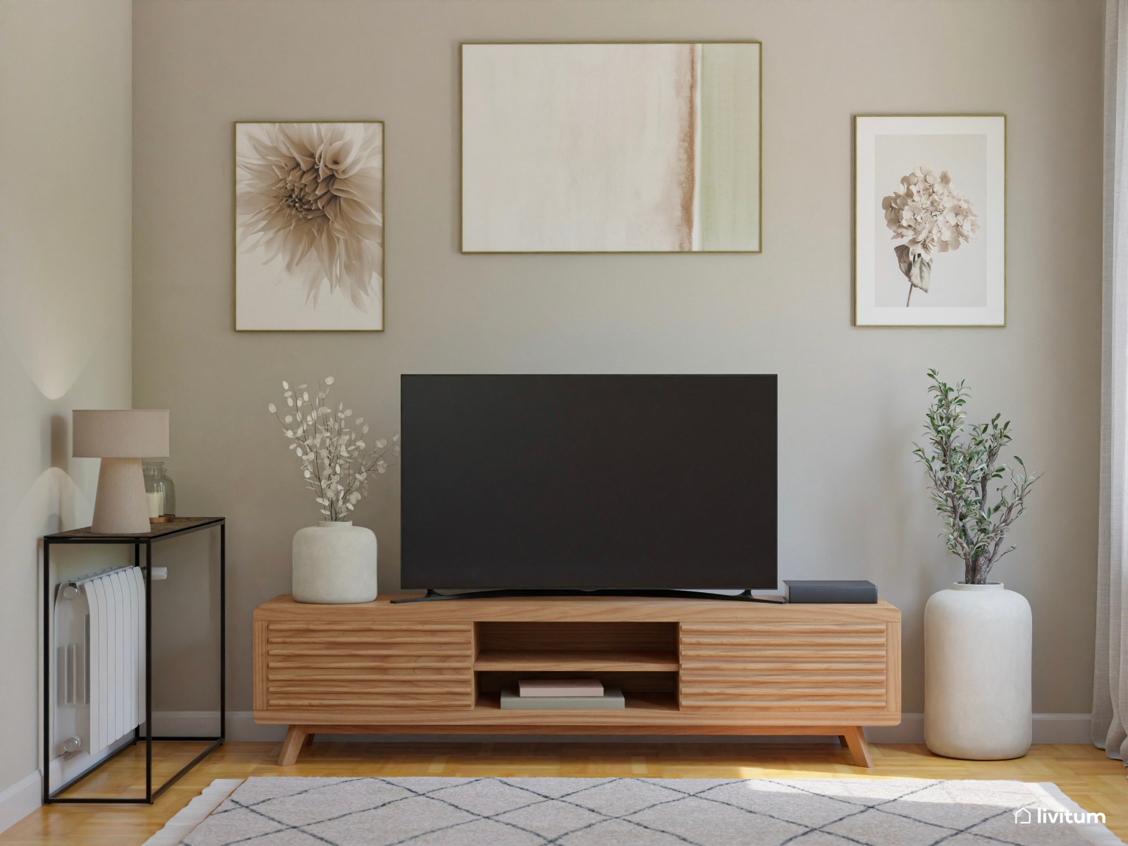 Salón cuadrado decorado en madera y estampados sutiles