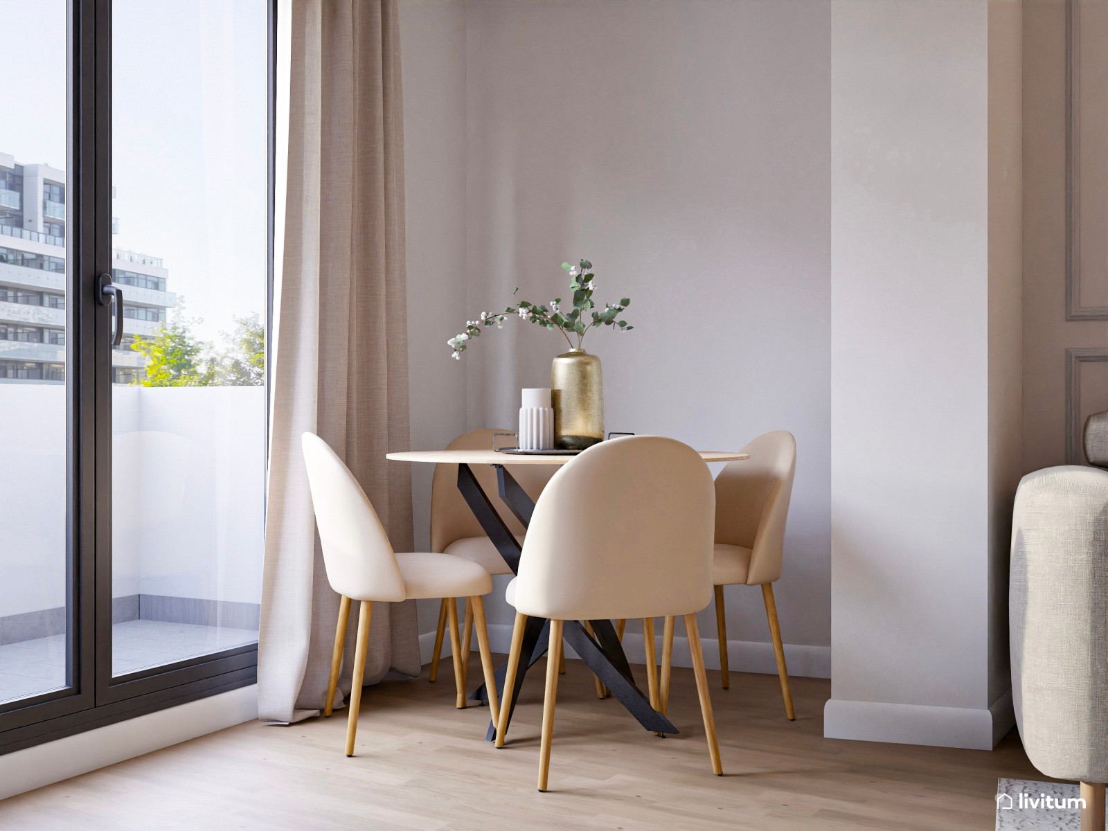 Salón de tonos neutros con molduras y espejos de ventana