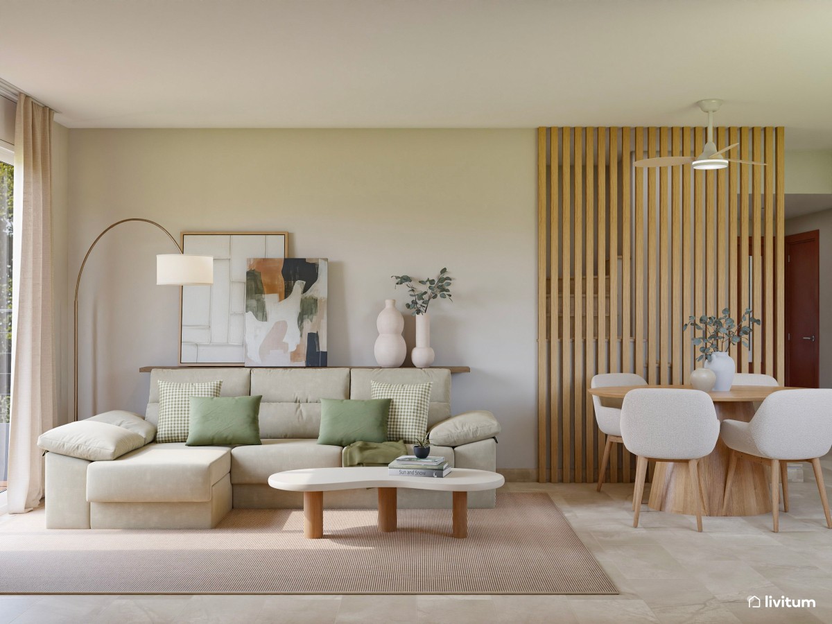 Salón nórdico, pequeño y luminoso con listones de madera y acentos en verde claro