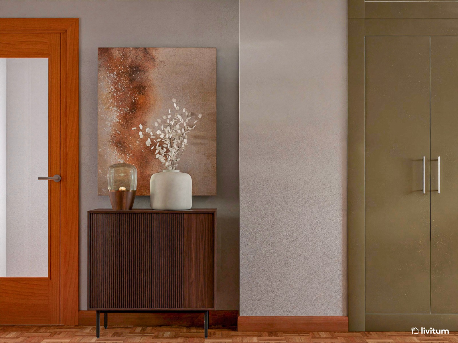 Salón pequeño moderno, con suelo oscuro y cuadros de colores