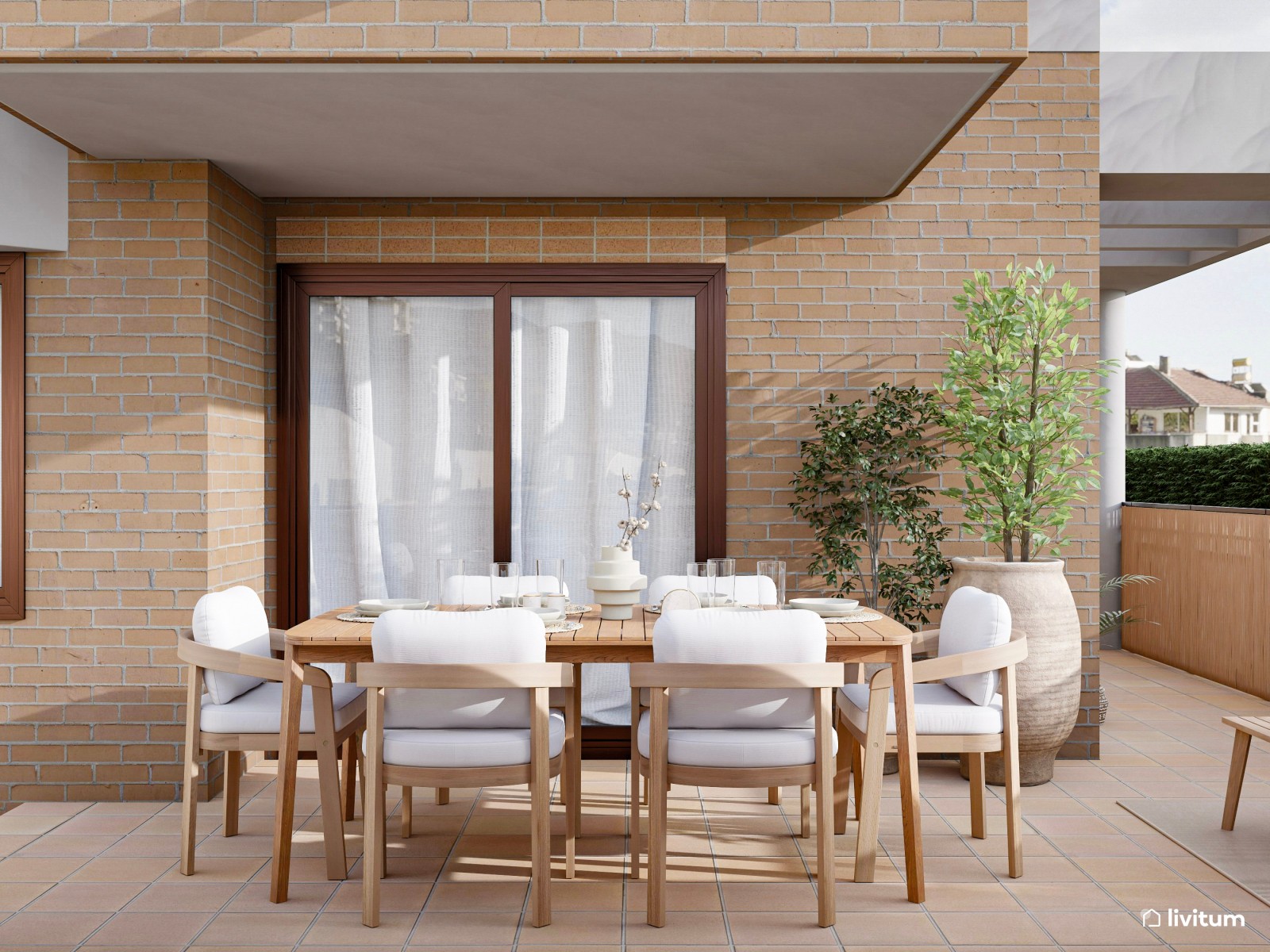 Terraza acogedora con comedor exterior de madera  