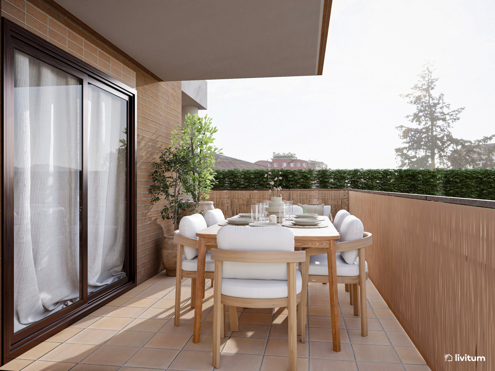 Terraza acogedora con comedor exterior de madera  