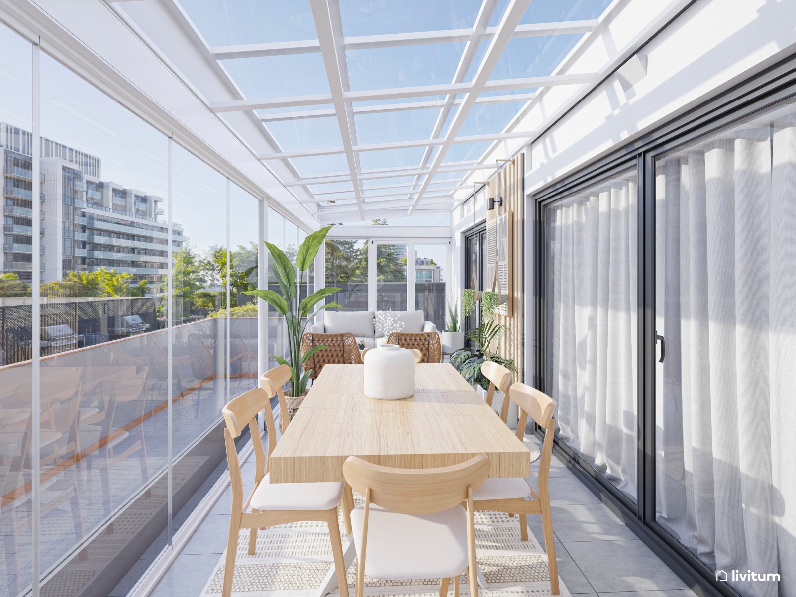 Terraza acristalada con zona de comedor y salón exterior
